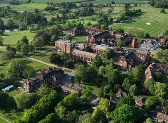 豪门教育传承，英国拉德利公学为何成为郭晶晶之子选择？